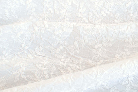 Japanese Fabric Shokunin Collection Sun-Dried Embroidered Cotton Batiste Berries - white - 50cm