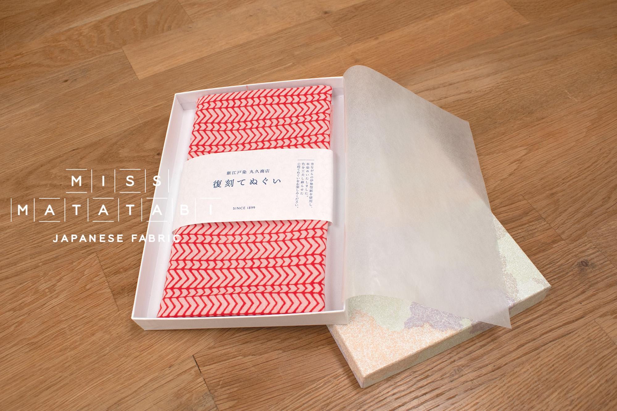 Shokunin Collection Hand-printed Chusen Japanese Tenugui Fabric - Kunoji Chain 25 red - panel