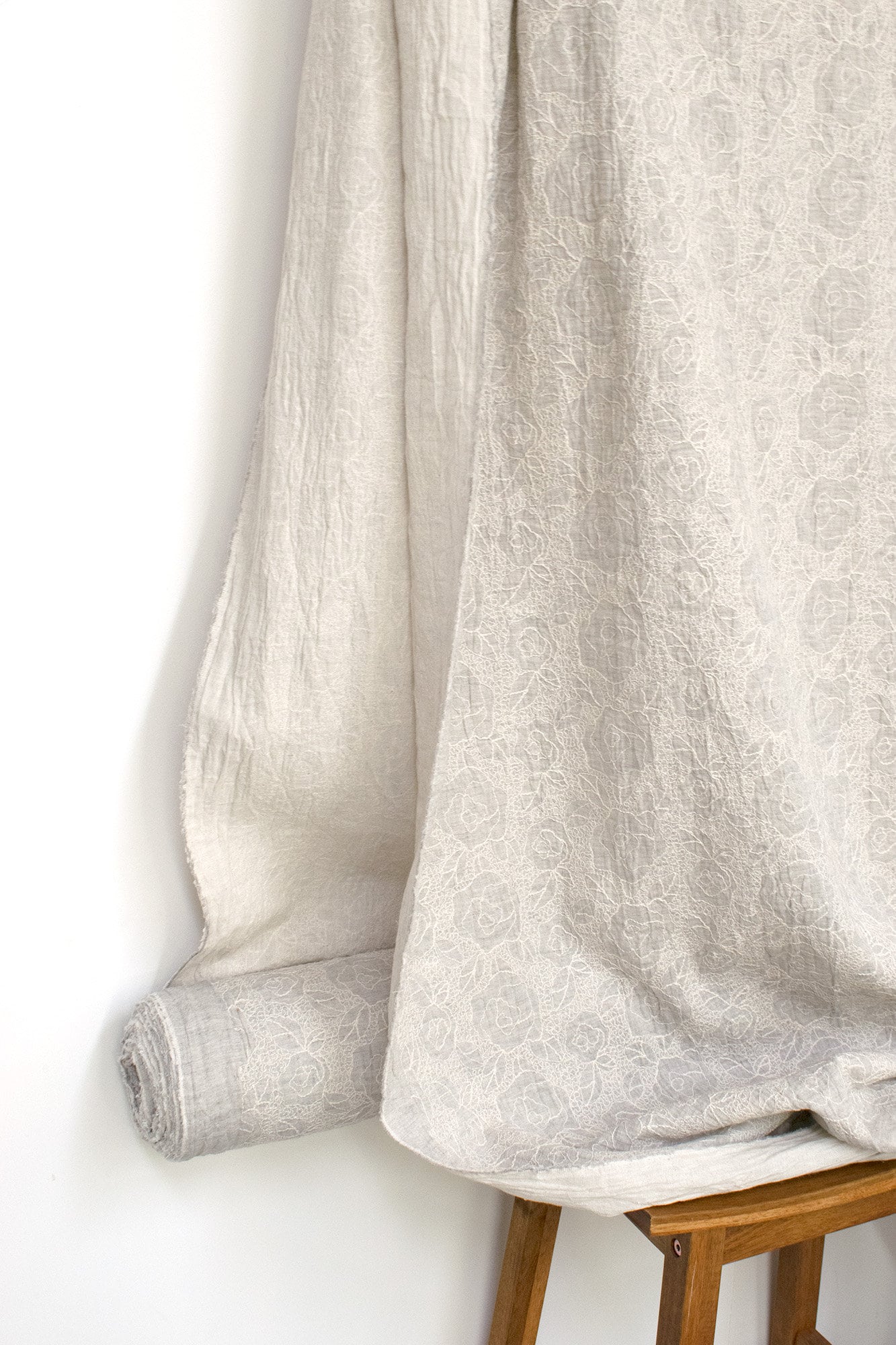 Japanese Fabric Shokunin Collection Yarn-Dyed Sun-Dried Embroidered Roses Double Gauze - light grey - 50cm